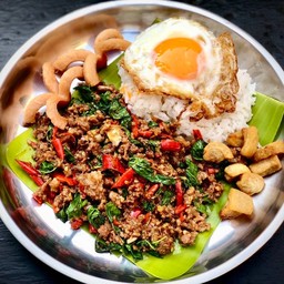 กะเพราหมูสับ ระเบิดล้นๆ ราดข้าว