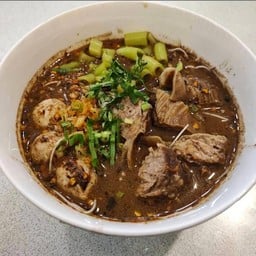 ก๋วยเตี๋ยวหมูตุ๋นฮ่องเต้&ราดหน้าหมูหมัก