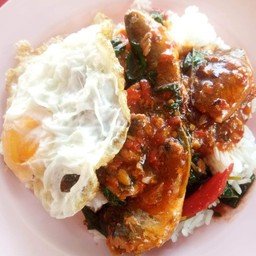 ข้าวผัดกระเพราปลากะป๋อง