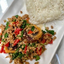 กะเพราหมูสับไข่เยี่ยวม้า ราดข้าว