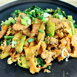 เส้นใหญ่ไก่หมักผัดซีอิ้ว+ซุปสาหร่าย
