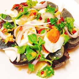 ยำไข่เยี่ยวม้า ไข่เค็ม