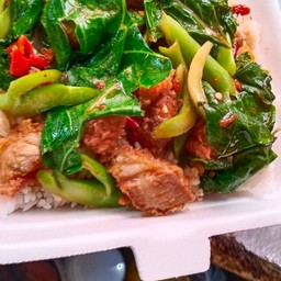 คะน้าหมูกรอบ