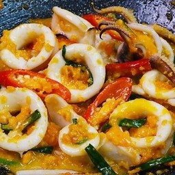 ปลาหมึกผัดไข่เค็ม