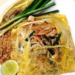 ผัดไทยห่อไข่เส้นจัทร์