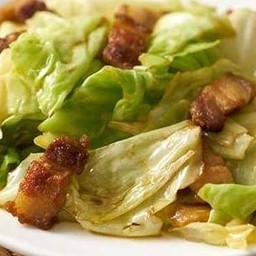 ผัดกะหล่ำหมูกรอบ