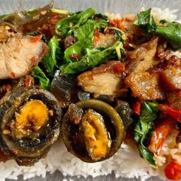 กะเพราหมูกรอบ+ไข่เยี่ยวม้าราดข้าว