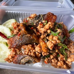 กระเพราไข่เยี่ยวม้า
