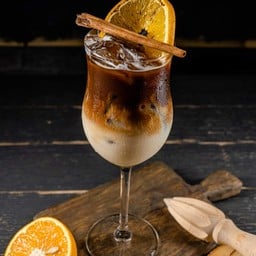 ซิงเกิลเอสเพรสโซช็อต ผสมไซรัป ส้มสด และซีเนม่อนเบรินไฟให้กลิ่นหอมละมุน