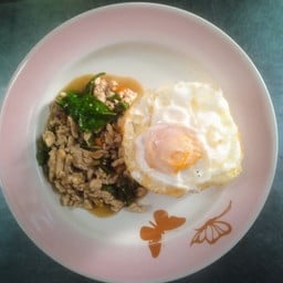 กระเพราไก่ไข่ดาว