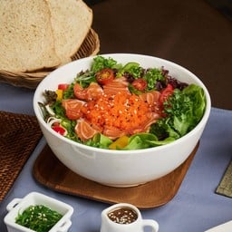 สลัดแซลม่อนสดซอสญี่ปุ่น