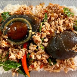 กะเพราหมูสับ+ไข่เยี่ยวม้าราดข้าว