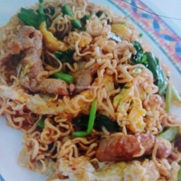 ผัดมาม่าหมู