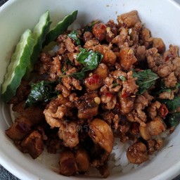 ข้าวกะเพราไก่ เนื้ออก  กากหมู (เจียวเอง)