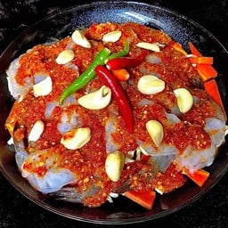 เรื่องของกุ้ง About Shrimp เสรีไทย 13 ตั้งอยู่ติดริมถนน ร้านเดียวกันกับคุ้มกาแฟสด