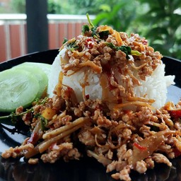 กะเพราหมูสับใส่หน่อไม้ดองพริกแห้ง