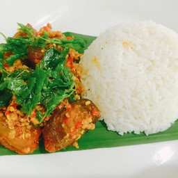 ข้าวกระเพราไข่เยี่ยวม้า