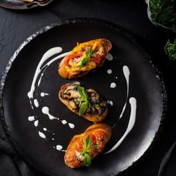 ขนมปังปิ้งสไตล์อิตาเลียนโดดเด่นด้วยรสน้ำมันมะกอกกับสาม Topping