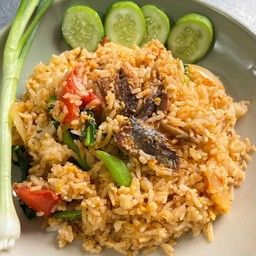 ข้าวผัดปลากระป๋อง