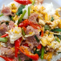 แหนมผัดไข่