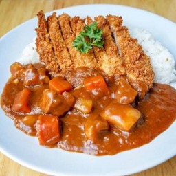 ข้าวราดแกงกระหรี่หมูทอดสไตล์โทคัตสึ (ข้าวหอมมะลิผสม)
