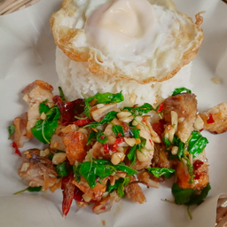 ข้าว+หมูกรอบกะเพราชายแดน