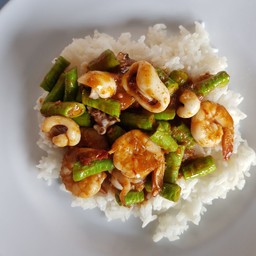 ข้าวราดผัดพริกแกงทะเล
