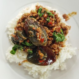 ข้าวกะเพราไข่เยี่ยวม้า