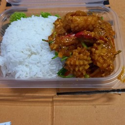 ผัดผงกระหรี่หมูราดข้าว