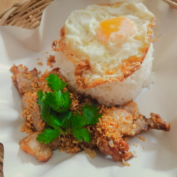 ข้าว+หมูชิ้นผัดกระเทียมพริกไทย