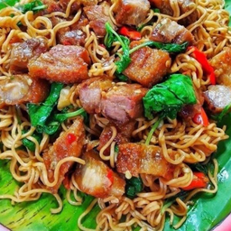 [อร่อยซ่ากับโค้ก] มาม่าหมูกรอบ +  โค้ก ออริจินัล (กระป๋อง) 