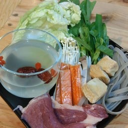 ชาบูซุปกระดูกหมู ต้มพร้อมทาน เลือกได้ 10 อย่าง