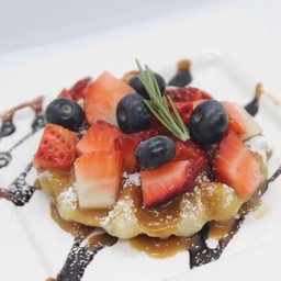 วาฟเฟิลคาราเมลท๊อปผลไม้