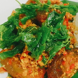 ไข่เยี่ยวม้ากระเพรากรอบ (กับข้าว)