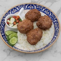 ข้าวหมูก้อนทอด (น้ำปลาพริกแซ่บ)