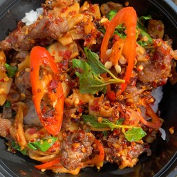 ข้าวกะเพราเนื้อแดดหน่อไม้พริกแห้ง