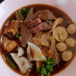 ก๋วยเตี๋ยว เนื้อตุ๋น พิเศษ