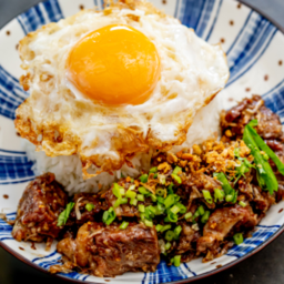 ข้าวเนื้อตุ๋นทอดกระเทียมไข่ดาว