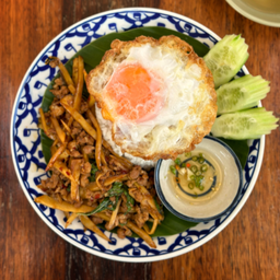 ข้าวกระเพราหน่อไม้ไข่ดาว