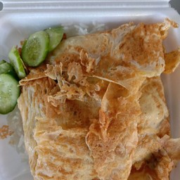 ผัดกระเพราหมูสับห่อไข่ราดข้าว