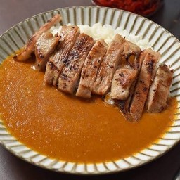 ข้างราดแกงกระหรี่เนื้อเสือร้องไห้ย่าง (สไตล์ญี่ปุ่น) (ข้าวหอมมะลิผสม)