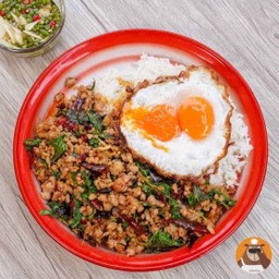 กะเพราถาด พริกแห้ง + ไข่ดาว ราดข้าว