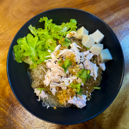 วุ่นเส้นหมี่ไก่ฉีกน้ำมันงากระเทียมเจียว ผักสด