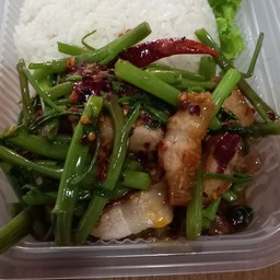 ผัดผักบุ้งหมูสับราดข้าว