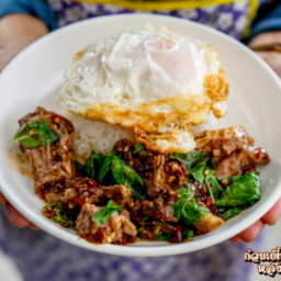 ข้าวกะเพราเนื้อรวมไข่ดาว