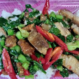 คะน้าหมูกรอบราดข้าว