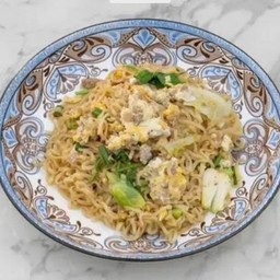 ผัดมาม่าหมูสับใส่ไข่