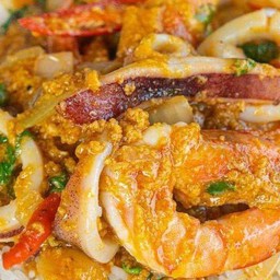 กุ้งผัดผงกระหรี่ ราดข้าว