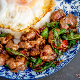 ข้าวกะเพราน่องลายไข่ดาว