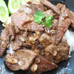 ตับเนื้อวัว ทอดกระเทียมราดข้าว